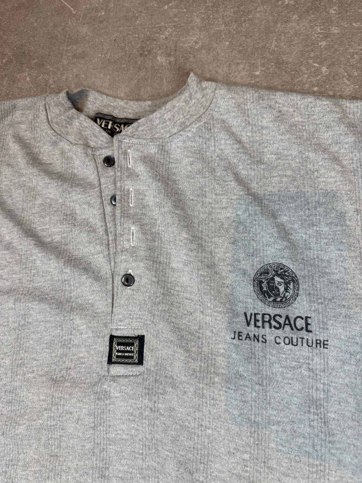 Vintage Versace Jeans Couture Shirt Grau Medusa Logo Kurzarm Henley