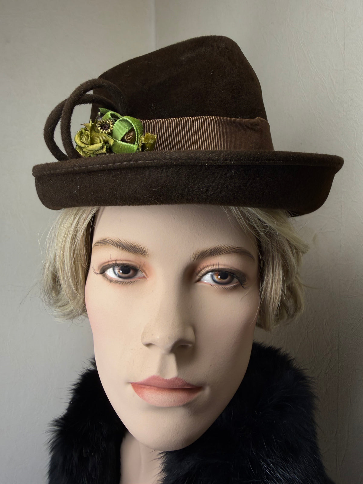 Vintage Damenhut Braun mit grüner Blüte – Klassischer Filzhut Retro