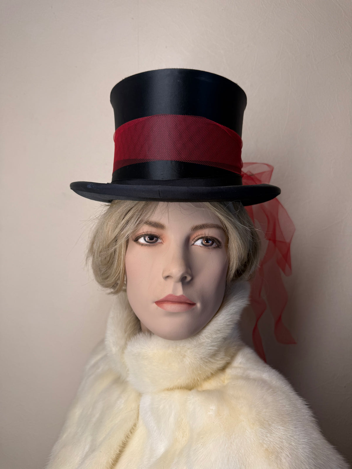 Antiker Zylinder Hut Schwarz Rot mit Tüllschleife Vintage Filzhut Historismus Theater Hochzeit Karneval