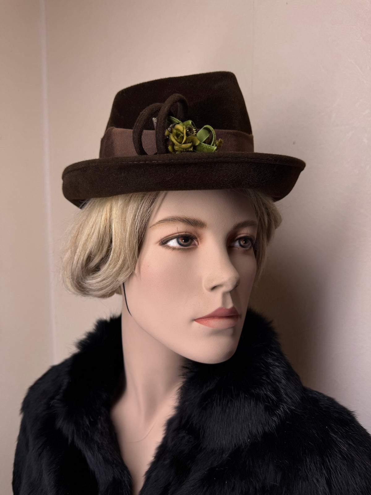 Vintage Damenhut Braun mit grüner Blüte – Klassischer Filzhut Retro