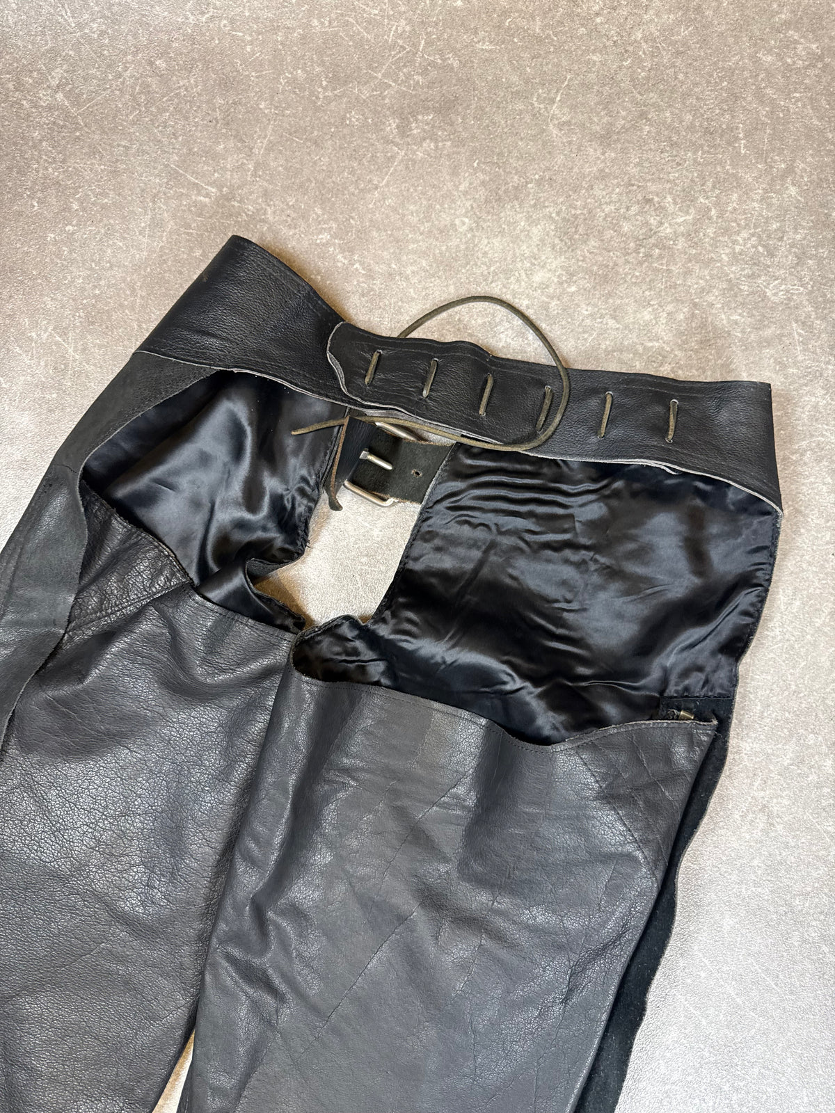 Vintage Biker Lederhose Schwarz – Echtleder Motorrad Hose mit Gürtel