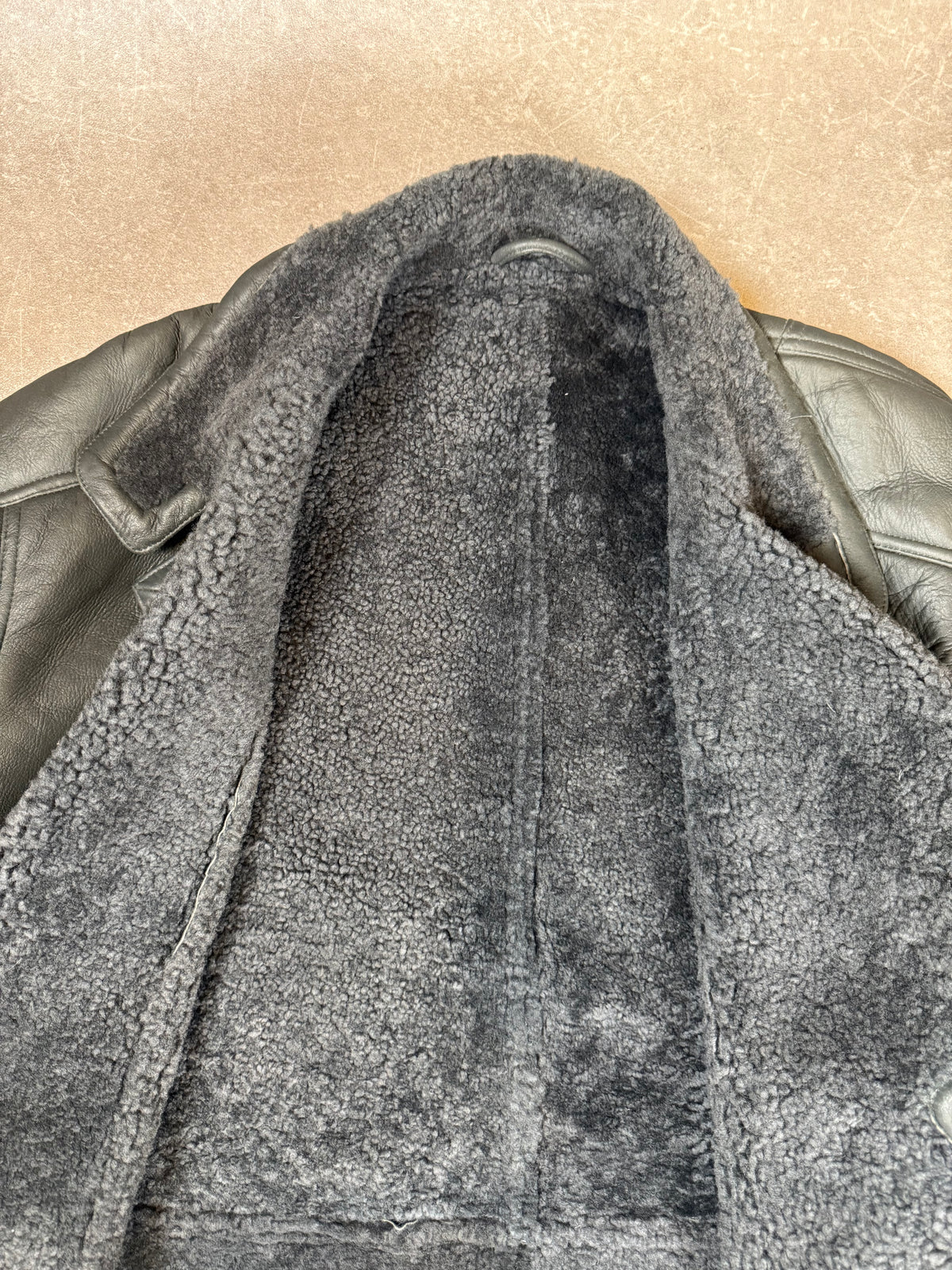 Vintage Herren Lammfellmantel Schwarz – R&A Echtleder Shearling