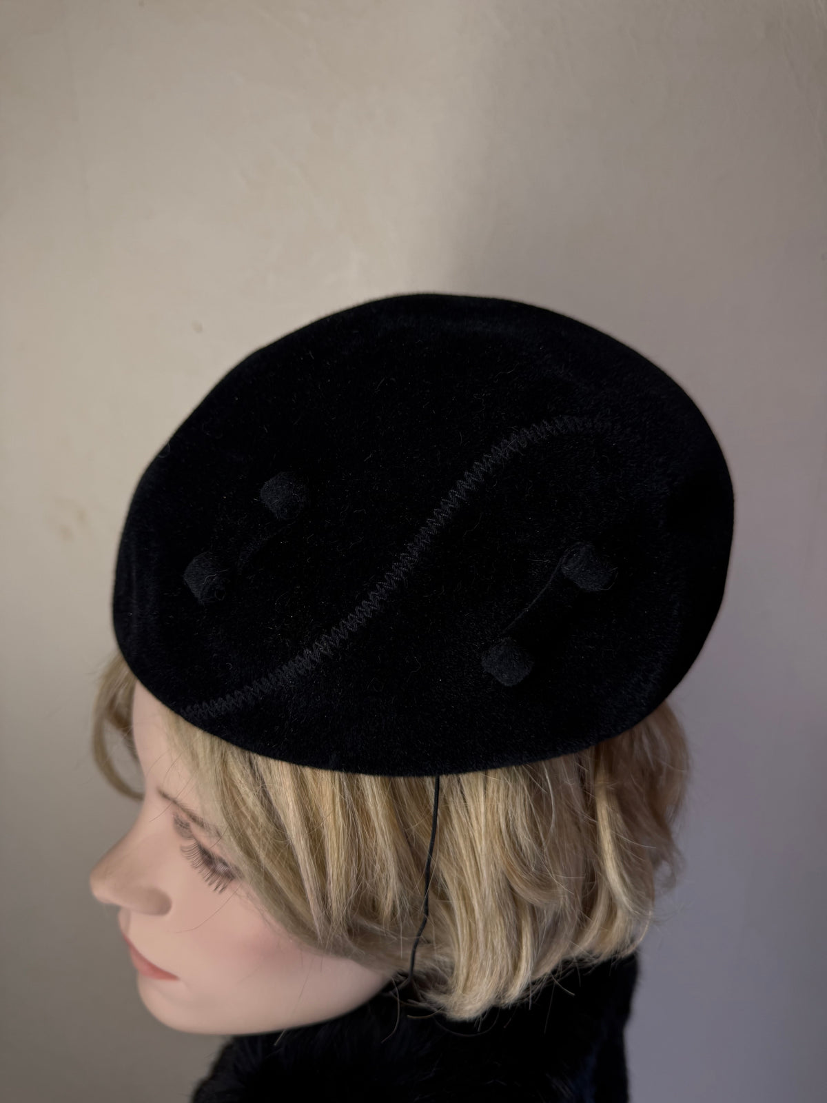 Vintage Damenhut Schwarz – Toque Pillbox Hut mit Schleifen & Zierknöpfen
