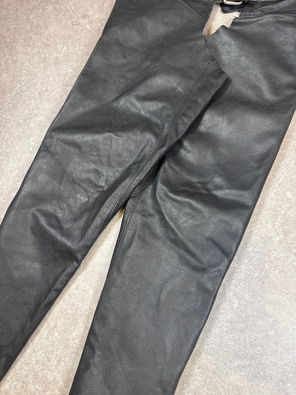 Vintage Biker Lederhose Schwarz – Echtleder Motorrad Hose mit Gürtel