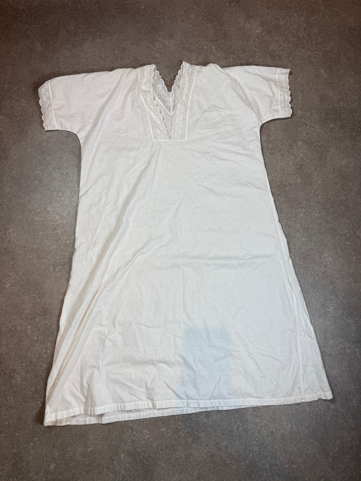 Antikes Damen Nachthemd Weiß mit Spitze & Monogramm – Vintage Unterkleid