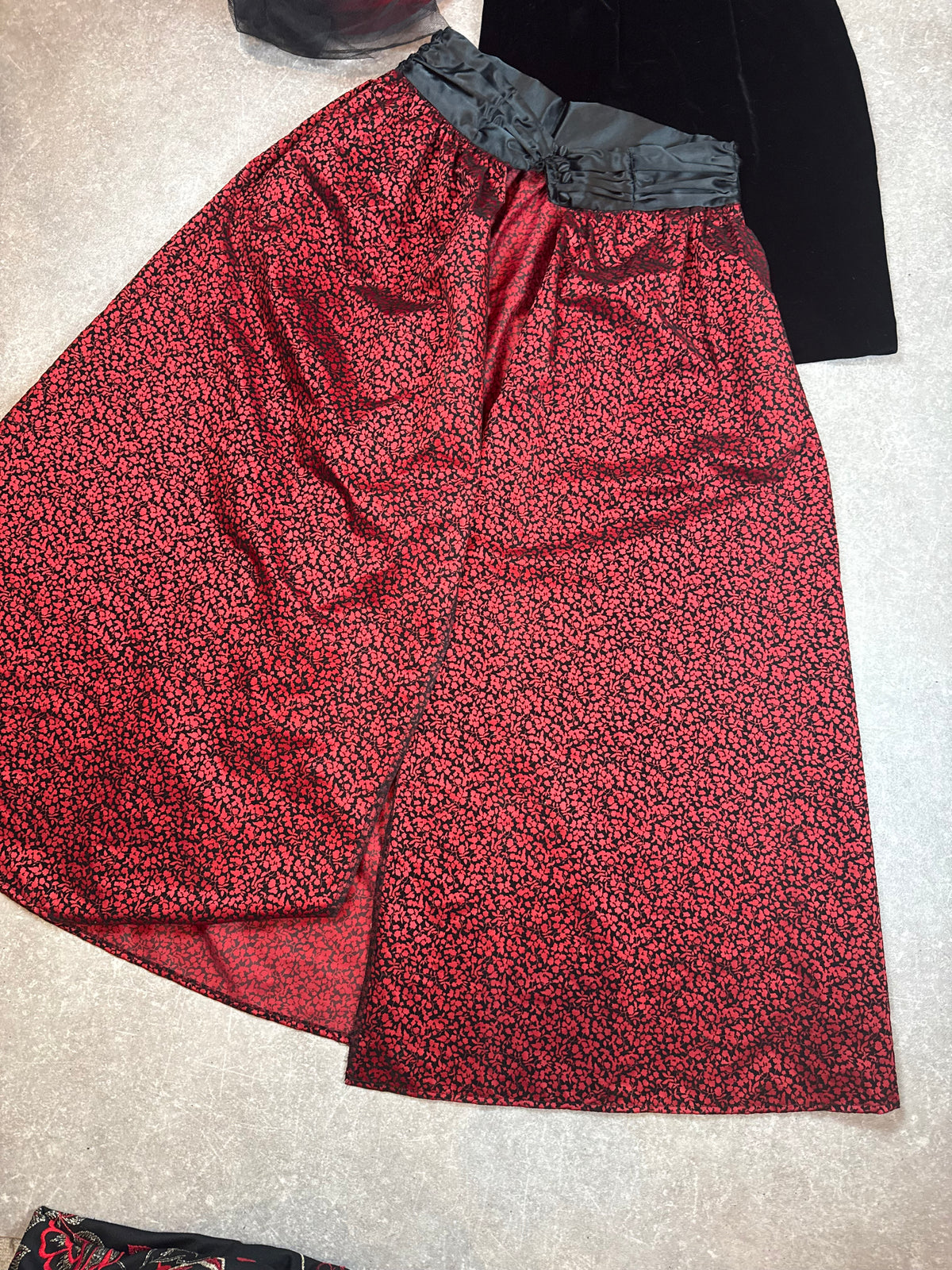 Vintage 1980er Damen Ensemble Made in West Germany – Samt Kleid, Rock & Hut Rot Schwarz