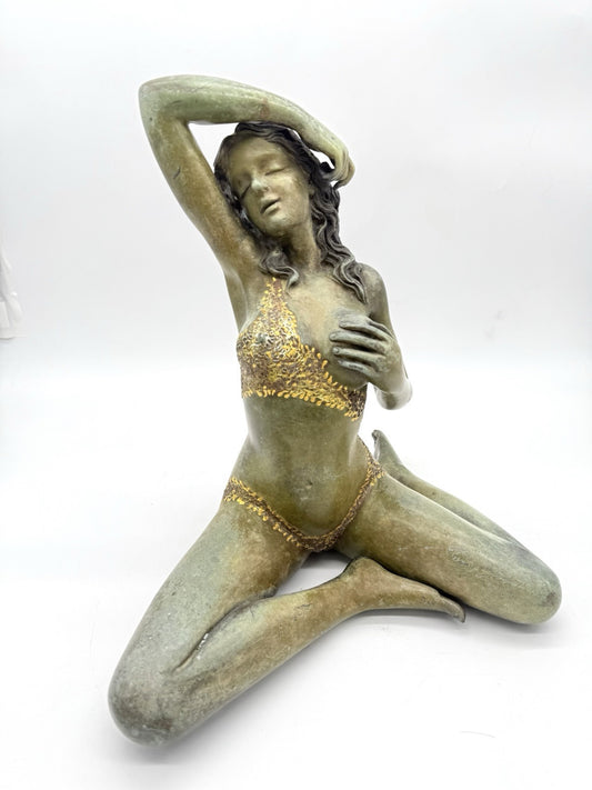 GROßE SITZENDE BRONZE-FRAU, 2-FARBIGE PATINA AUSGEFALLEN 42cm