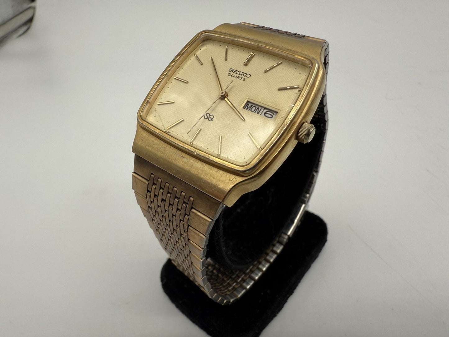 SEIKO VINTAGE GOLD-TONE DAY-DATE QUARTZ NEUE BATTERIE
